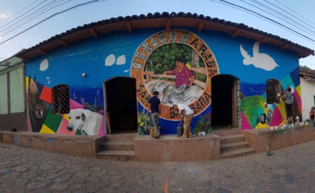 Arada es un municipio de Santa Bárbara, conocido por su buen café y gente amable, recientemente artistas nacionales y extranjeros realizaron un proyecto masivo de murales pintorescos en dicho pueblo.