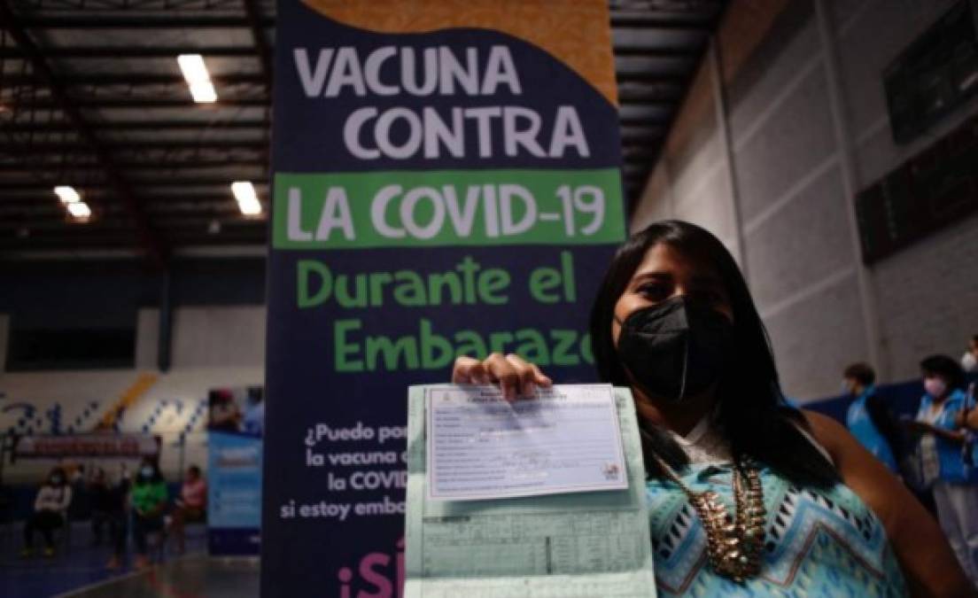 Embarazadas acuden a vacunarse contra el covid-19 en el Distrito Central