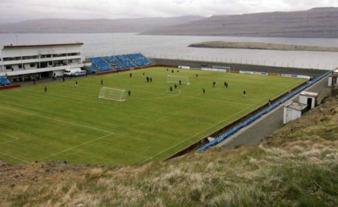 El Estadio de Toftir en las Islas Feroe se encuentra al lado del mar y de las montañas, tiene una capacidad para albergar alrededor de 1.200 personas y fue construido en el año 1962.