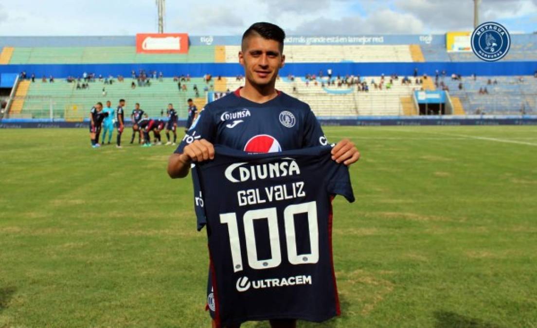 Matías Galvaliz recibió una camiseta especial por cumplir 100 partidos con el Motagua.