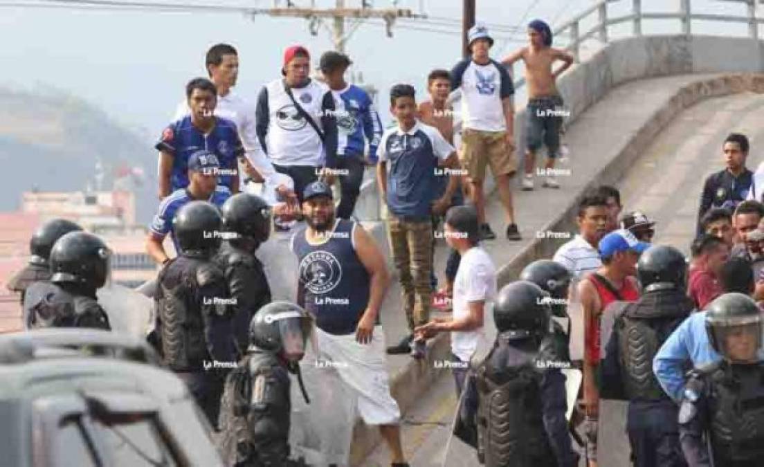 Luego de los actos de vandalismo que se dieron la noche del sábado en el Real España vs Olimpia, lamentablemente esto se trasladó en Tegucigalpa para el choque entre Motagua vs Marathón.