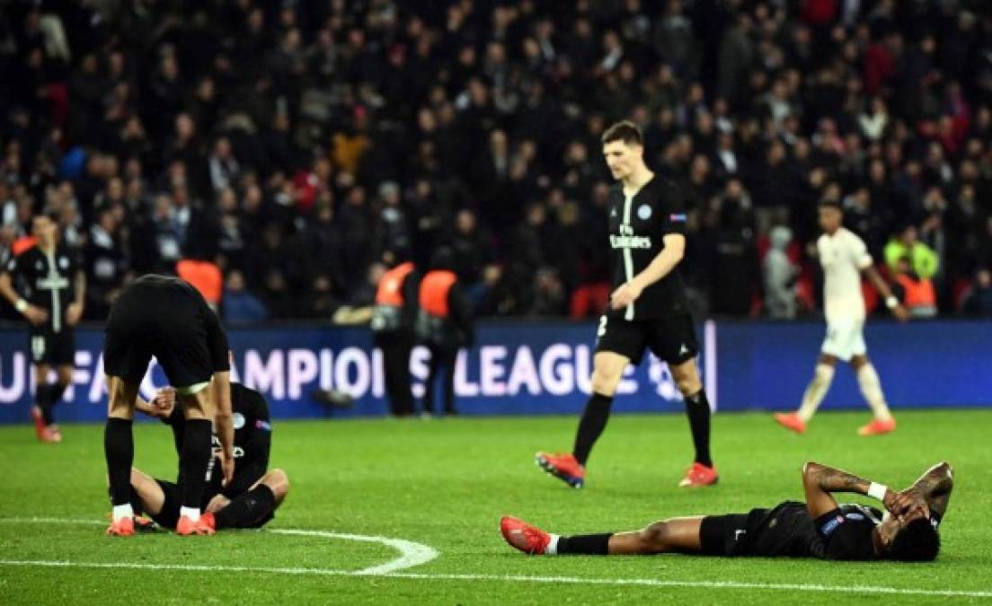 Los jugadores del PSG, abatidos en el césped al final del partido tras la eliminación del equipo.