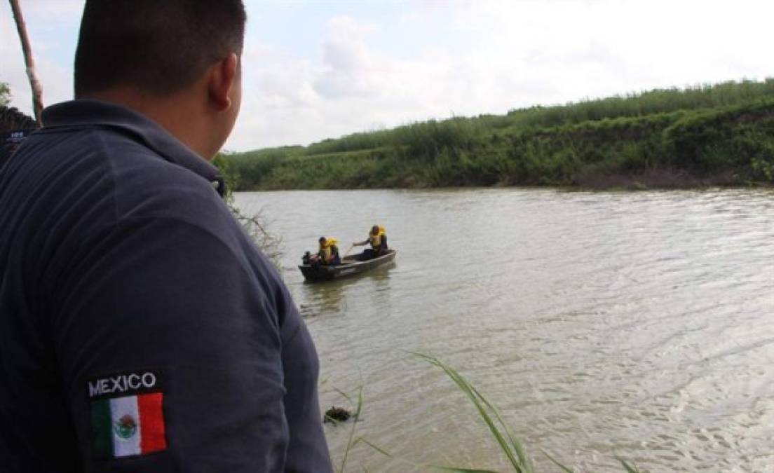 Al menos seis de los migrantes, entre los que se cuenta varios bebés, fallecieron ahogados tras ser arrastrados por las fuertes corrientes del río Bravo.