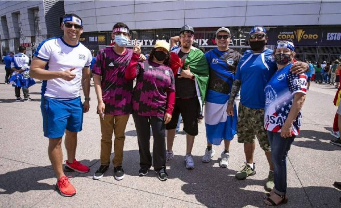 Hinchas de varias selecciones asistieron al estadio de la Universidad de Phoenix.