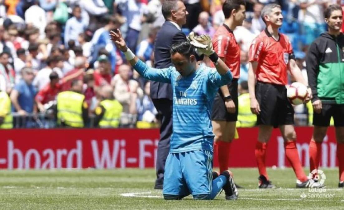 Keylor Navas se arrodilló en el centro del césped del Santiago Bernabéu y realizó una pequeña oración ante el asombro de muchos madridistas.