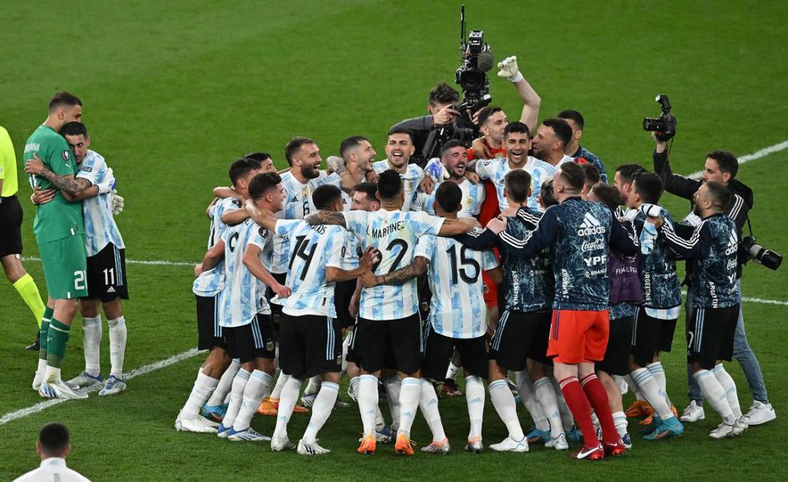 El festejo de los jugadores de Argentina tras conquistar el título de la Finalissima en Wembley.