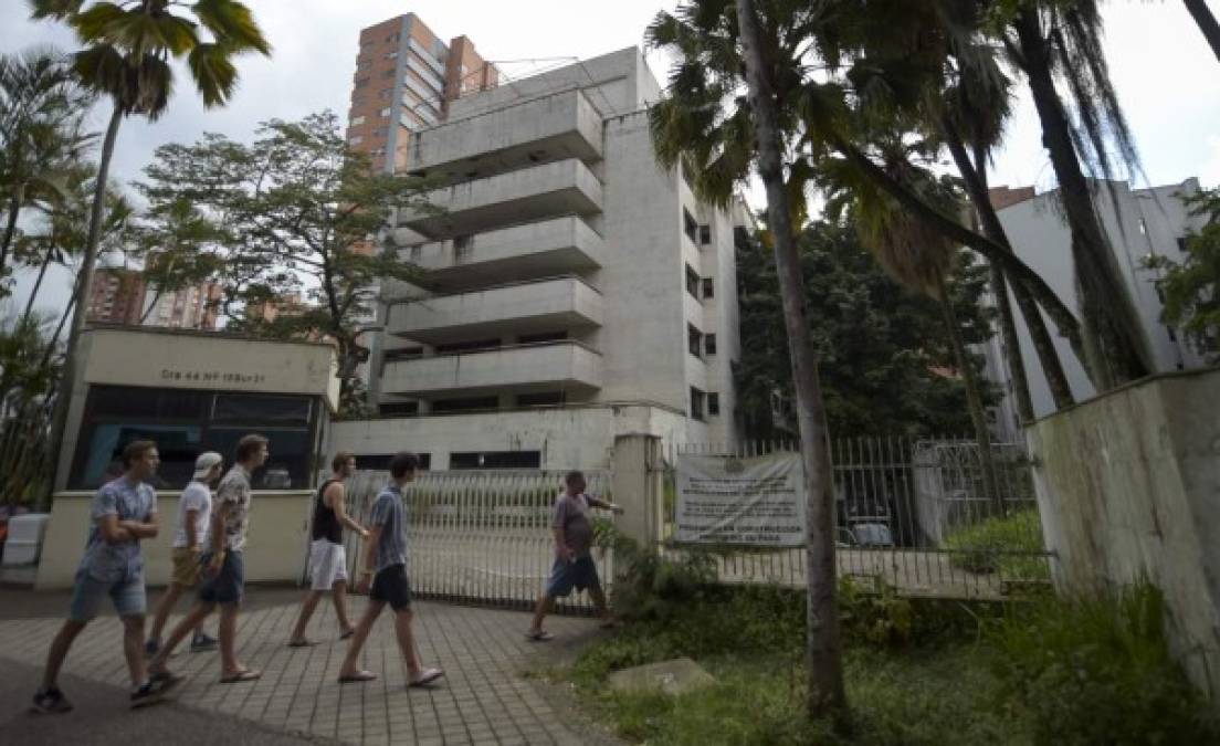 Tourists visit the Monaco building, which was once home to Colombian drug lord Pablo Escobar, in Medellin, Colombia, on November 29, 2018. - Medellin's Mayor's Office announced that the Monaco Building will be demolished next year and the site will be turned into a park in memory of the victims of the drug war. December 2 marks the 25th anniversary of Escobar's death. (Photo by Raul ARBOLEDA / AFP)