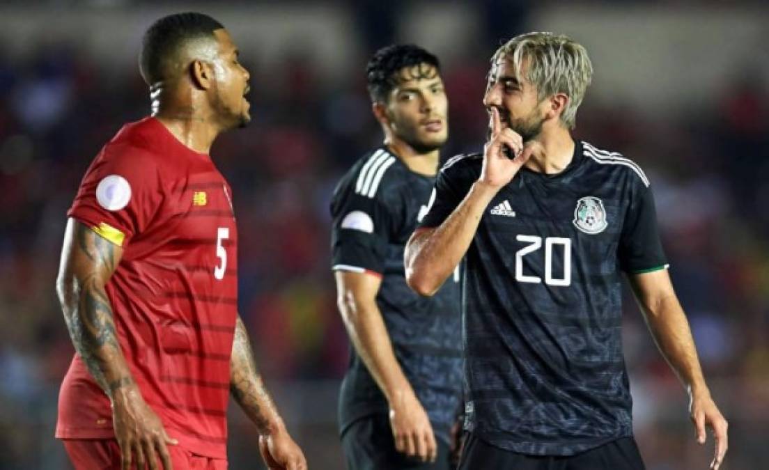 El mexicano Rodolfo Pizarro mandando a callar al capitán mexicano Román Torres.