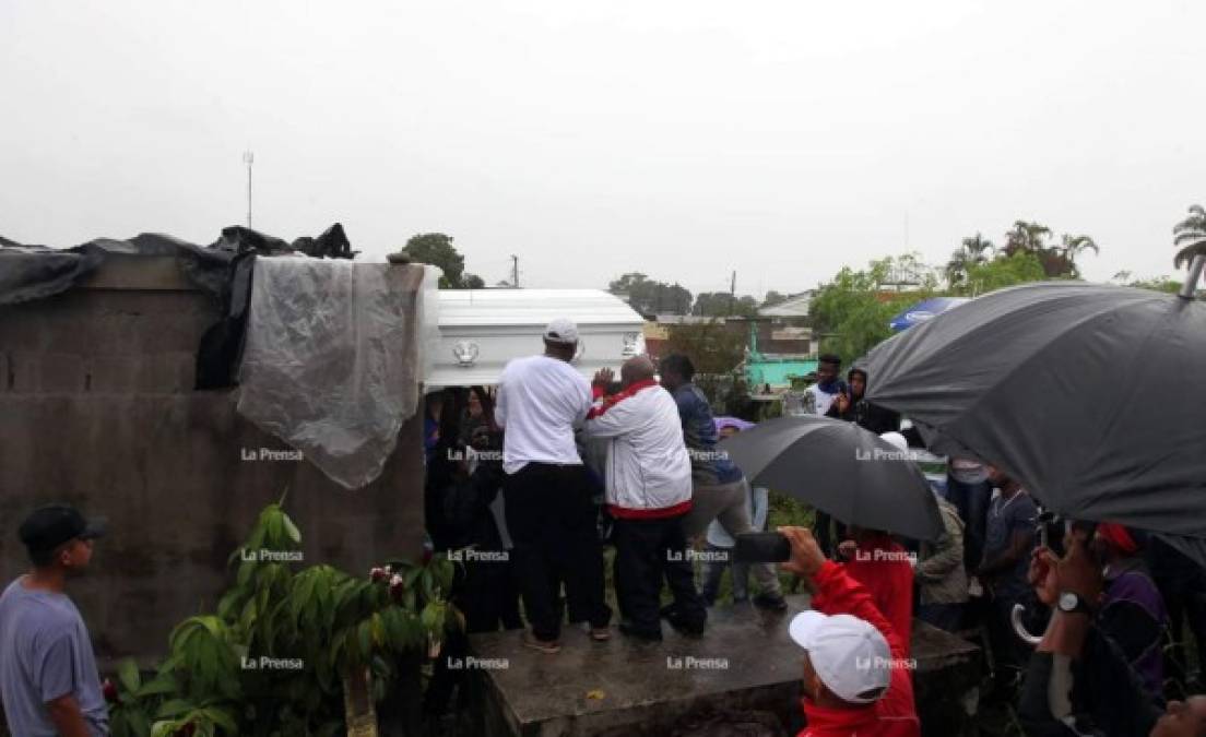 El futbolista hondureño Walter Williams fue sepultado la fría mañana de este miércoles en La Ceiba, por familiares, amigos cercanos y futbolistas.