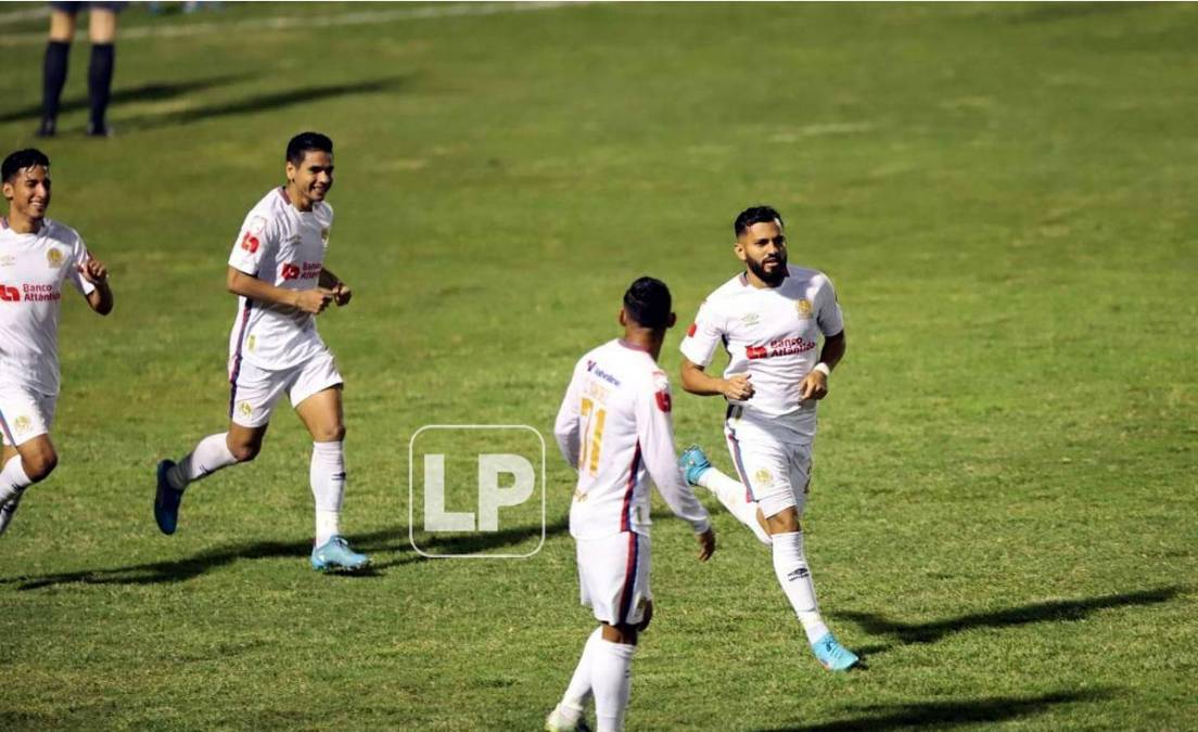 Jorge Álvarez se lució con un golazo y celebró corriendo hasta donde estaba el entrenador argentino Pedro Troglio.