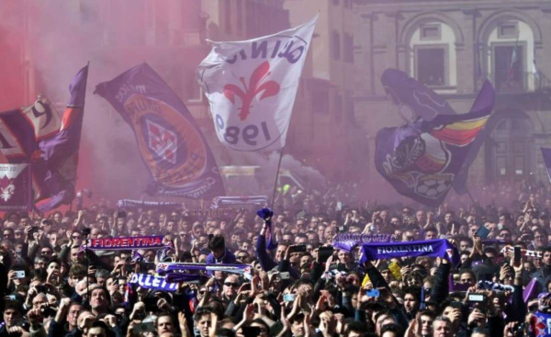 Miles de personas se situaron a los pies de la basílica de Santa Cruz, en Florencia, para despedirse del capitán de la Fiorentina.
