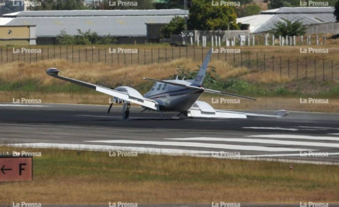 La aeronave se tambaleó y se inclinó hacía la derecha, haciendo que el ala de ese costado tocara el suelo.