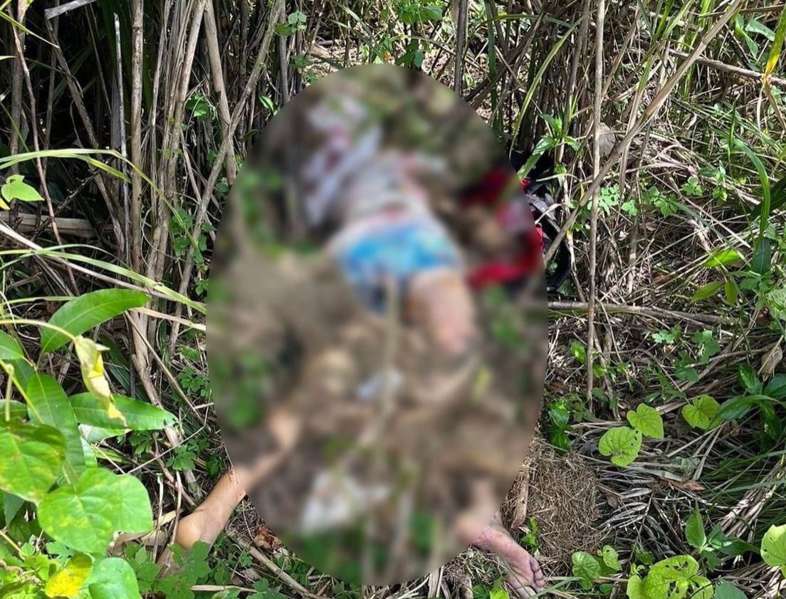 Cuerpo tendido de Madelin Zavala en una zacatera en Puerto Cortés.