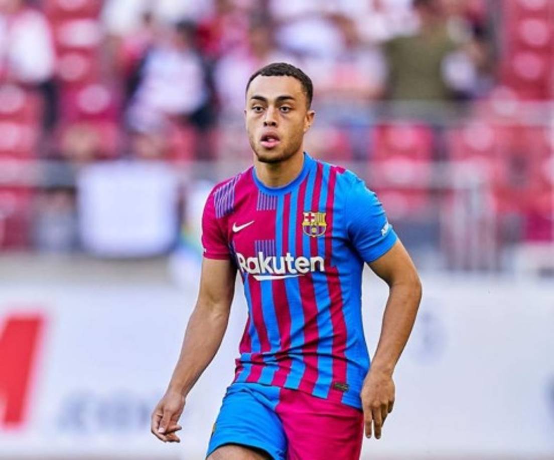 Según informa 'La Gazzetta dello Sport', el AC Milan habría puesto al lateral derecho del Barcelona, Sergiño Dest, en el punto de mira para ficharlo este mismo verano. No es la primera vez que el estadounidense suena para moverse del club azulgrana después de que sucediera lo mismo con el Bayern Múnich hace unas semanas. Es de suponer que, salvo necesidad económica perentoria de última hora, el Barça no tendrá intención de traspasarlo ni cederlo, amén de que su cláusula de rescisión es de 400 millones de euros.
