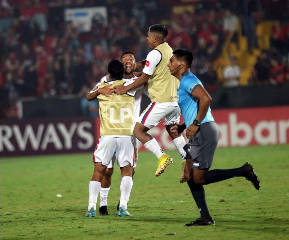Tras el pitazo final, los jugadores del Olimpia salieron corriendo como locos a celebrar el título de la Liga Concacaf.