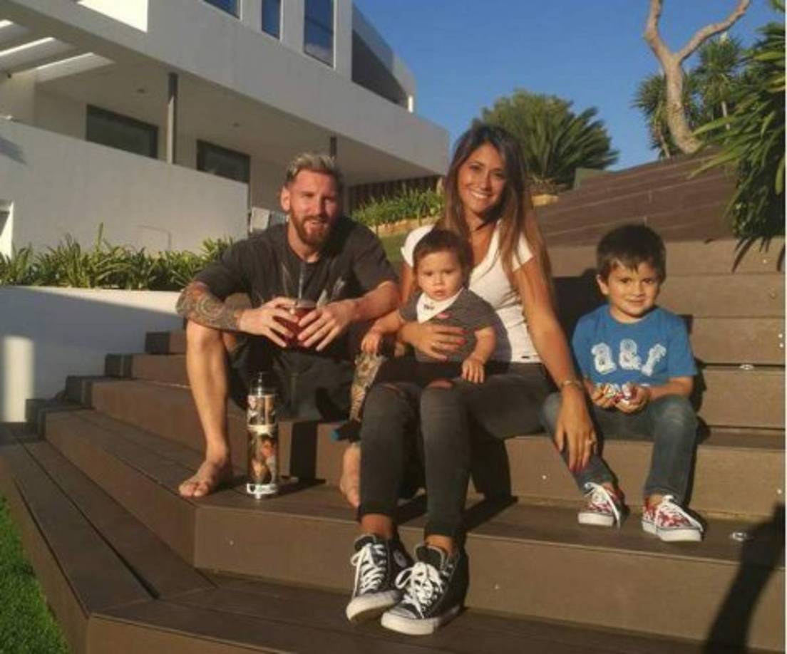 Mesi disfrutando de sus hijos al lado de su esposa en su mansión.