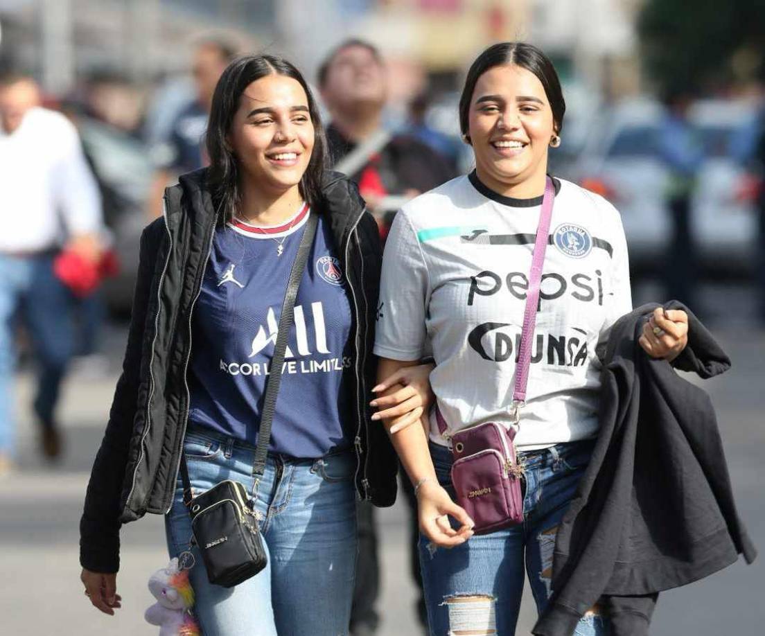 Las chicas también llegaron al recinto capitalino para disfrutar de la final entre Motagua y Olimpia. 