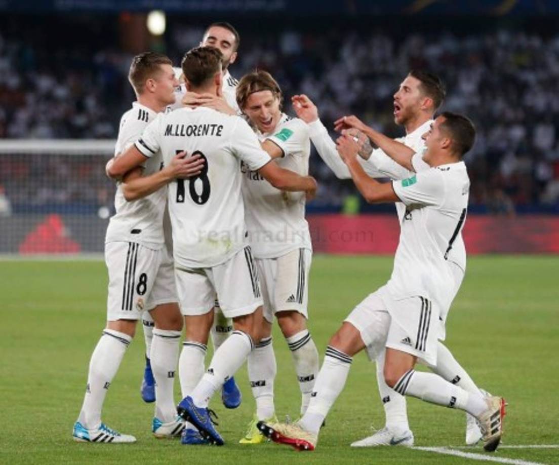 Los jugadores del Real Madrid celebrando el golazo de Marcos Llorente.