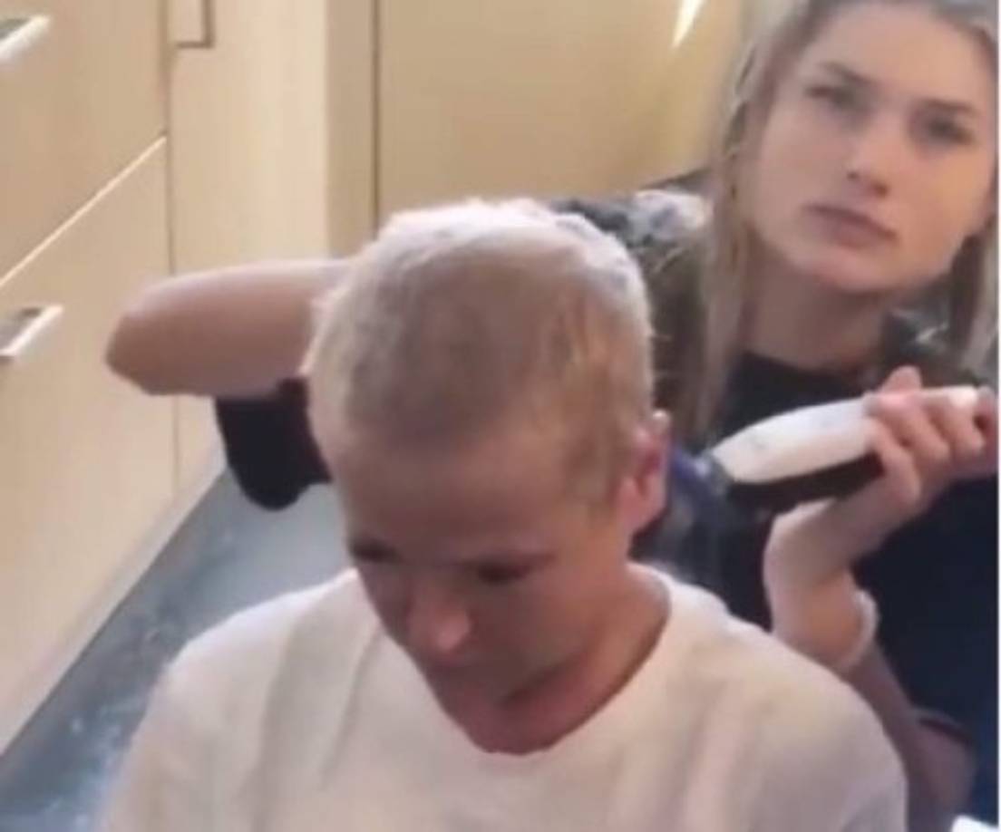 La 'Reina de los Bajitos' ya no luce su larga cabellera rubia platinada.