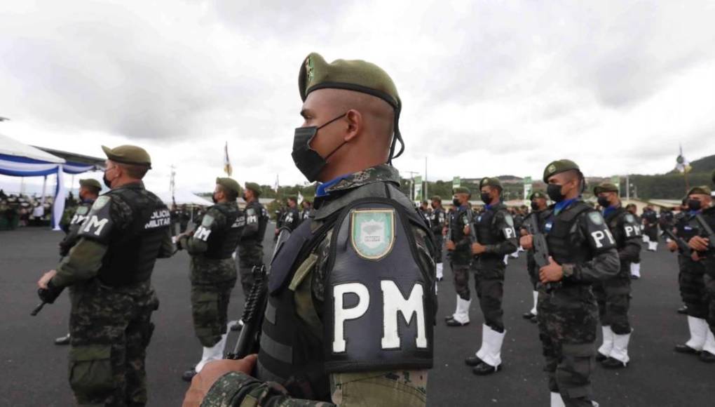 De inmediato, los elementos militares que custodian el penal abordaron a los dos reos y a la mujer, encontrándoles un paquete de marihuana envuelto en un material plástico. La mujer fue requerida en el instante, al igual que los dos integrantes de la Pandilla 18 para quienes llevaban el alucinógeno, para luego ser remitido el caso al Ministerio Público (MP).