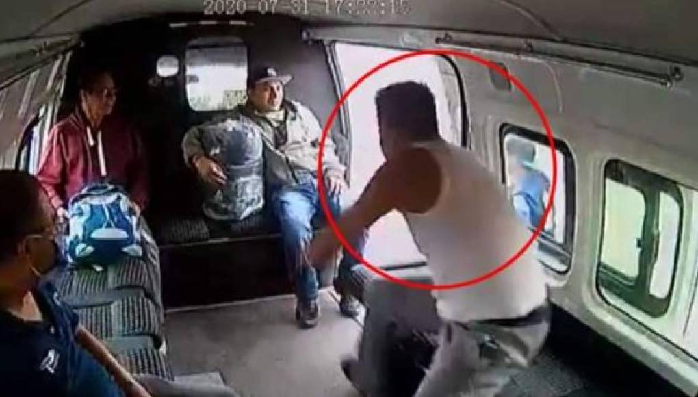 Video viral: intentan asaltar bus y pasajeros les dan una golpiza