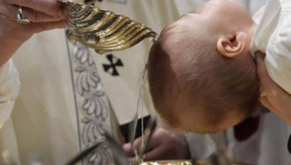 Bebé muere tras su bautizo; fue sumergido tres veces durante el ritual