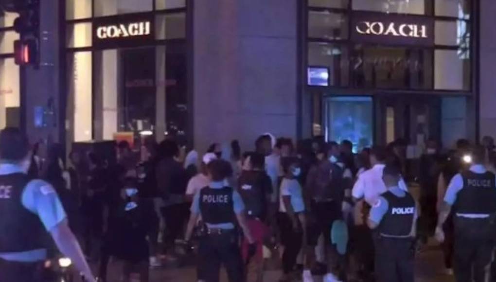 Más de 20 detenidos y 17 agentes lesionados tras disturbios en Chicago
