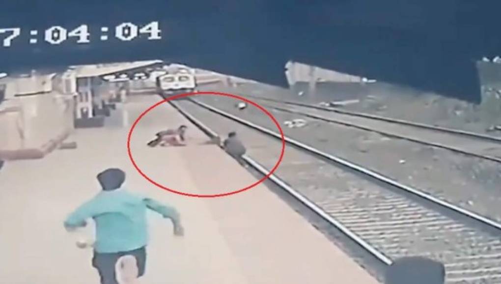 Video viral 2021: Hombre rescata a un niño segundos antes de morir aplastado