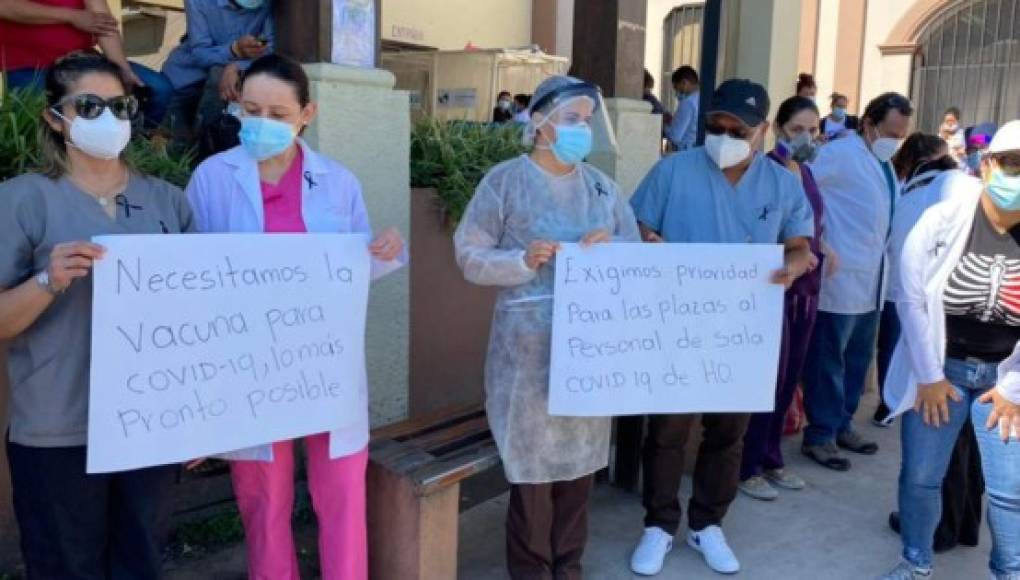 Con plantón médicos hondureños exigen equipo de protección y vacunas contra la covid-19