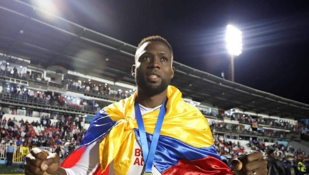 De su infancia en Bagadó recuerda que su pueblo fue tomado por unos grupos paramilitares.