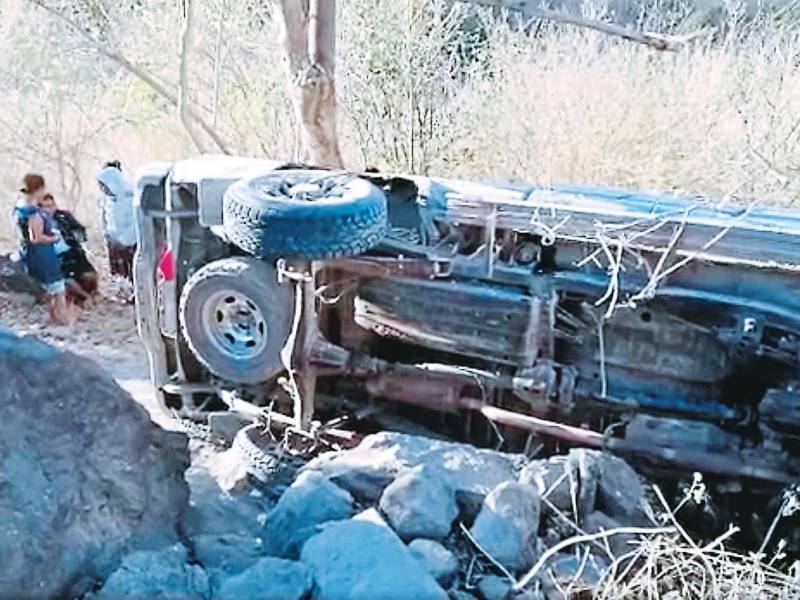 Accidente. Las víctimas mortales quedaron cerca del bus en que se transportaban.