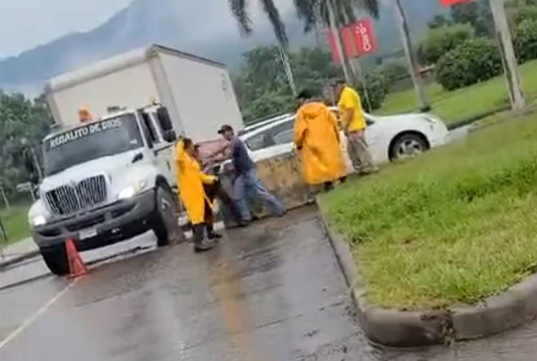 Los tres guardias intentaron someter al taxista, pero no lo lograron porque este se defendió con una faja.