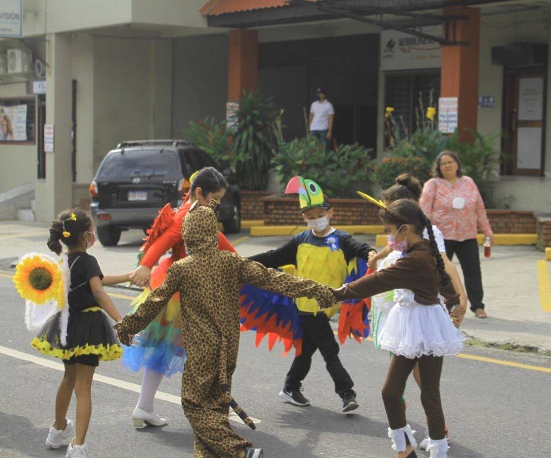 Niños de primaria llamaron la atención por su acto alusivo a la fauna nacional.