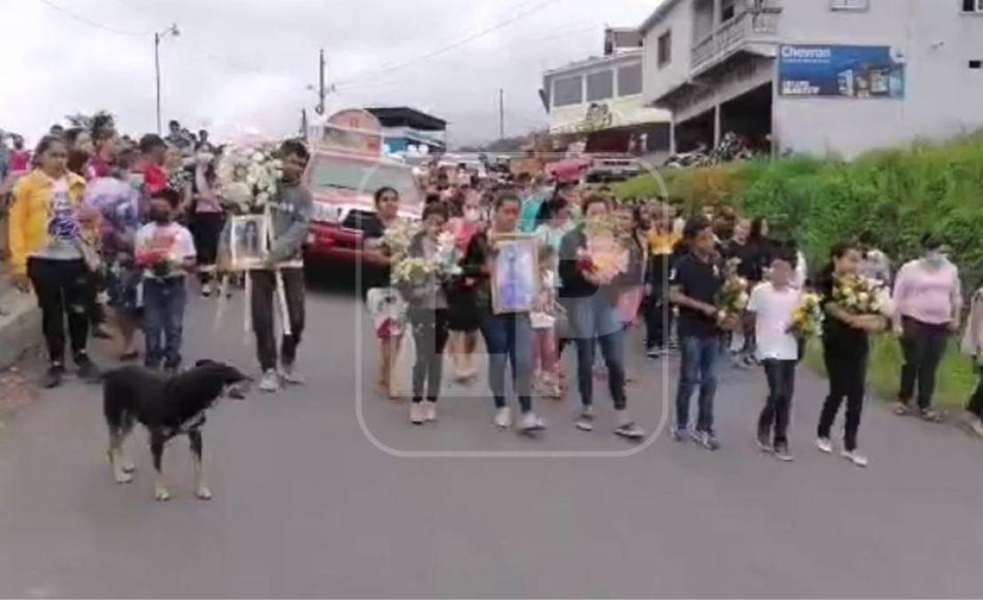 Vecinos, familiares y amigos; en medio del dolor dieron la mañana de este viernes el último adiós a Nahomy Argueta en Lempira.