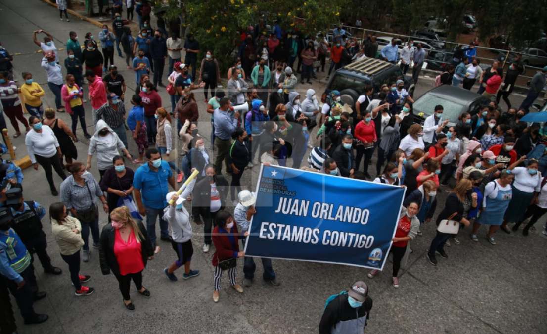 Un grupo de nacionalistas llegaron a las afueras de la Corte Suprema de Justicia en apoyo a Juan Orlando Hernández.