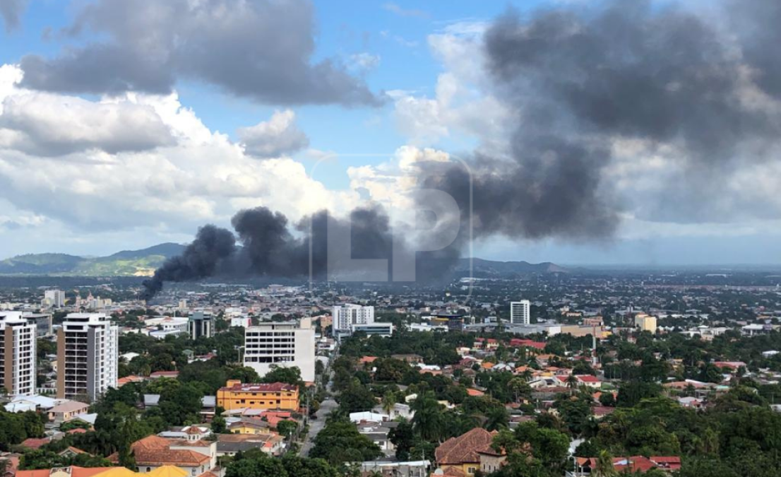 Desde varios sectores de San Pedro Sula se puede observar la tragedia.