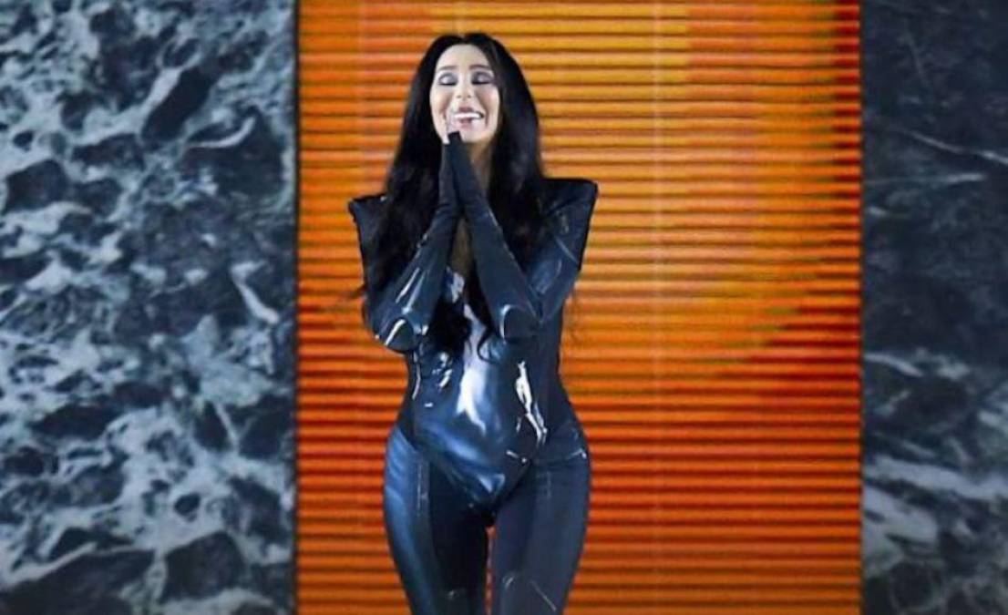 Cher reaparece y causa impacto luciendo espectacular a sus 76 años en el desfile de modas de Balmain