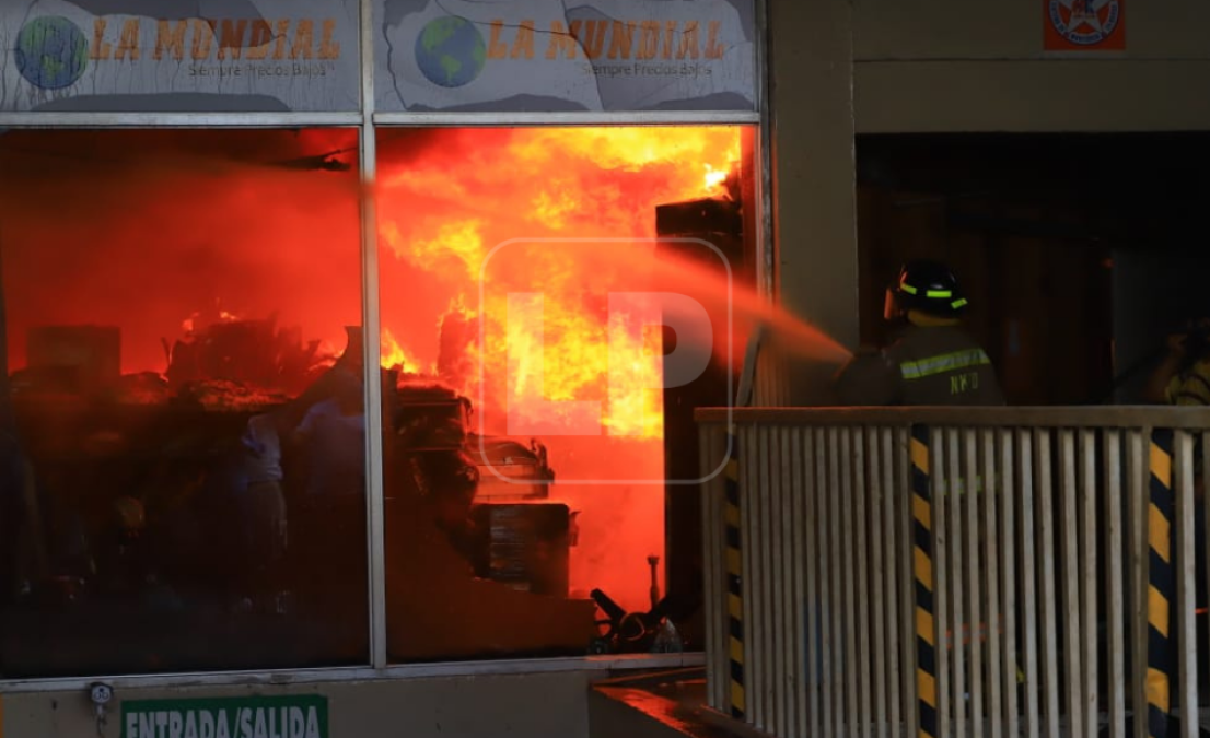 La bodega de La Mundial ardiendo en llamas.