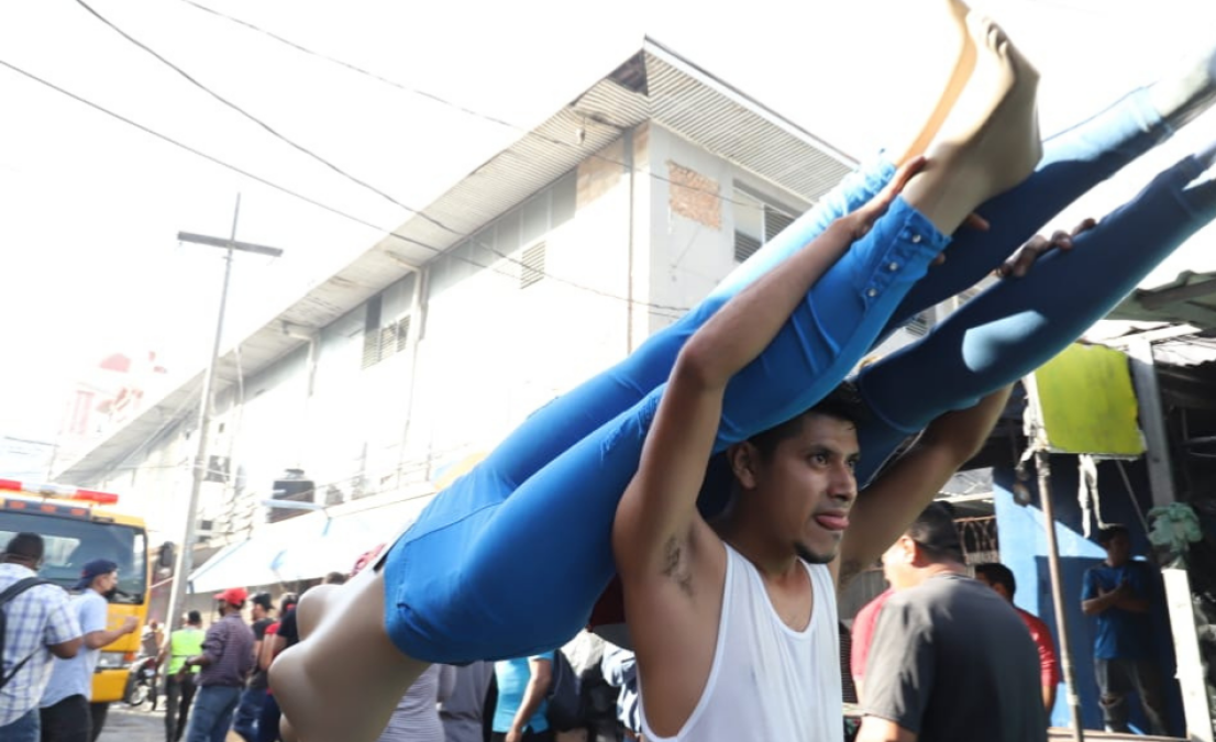 Los comerciantes se apoyaron para poder salvar alguna de su mercadería.