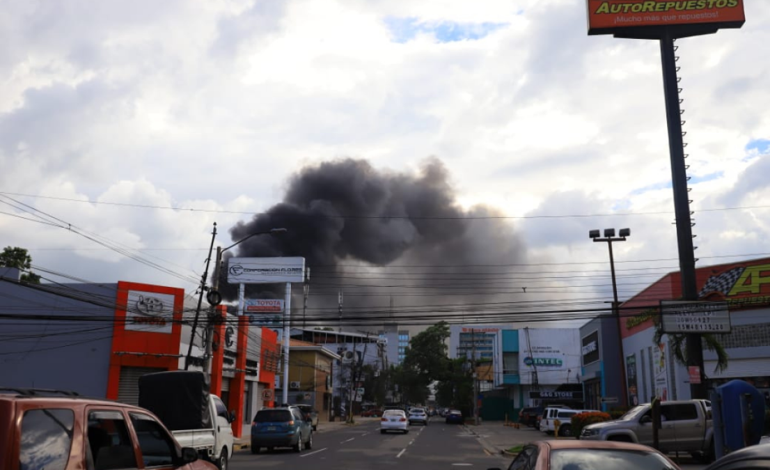 Desde varios puntos de la ciudad se puede observar el humo negro.