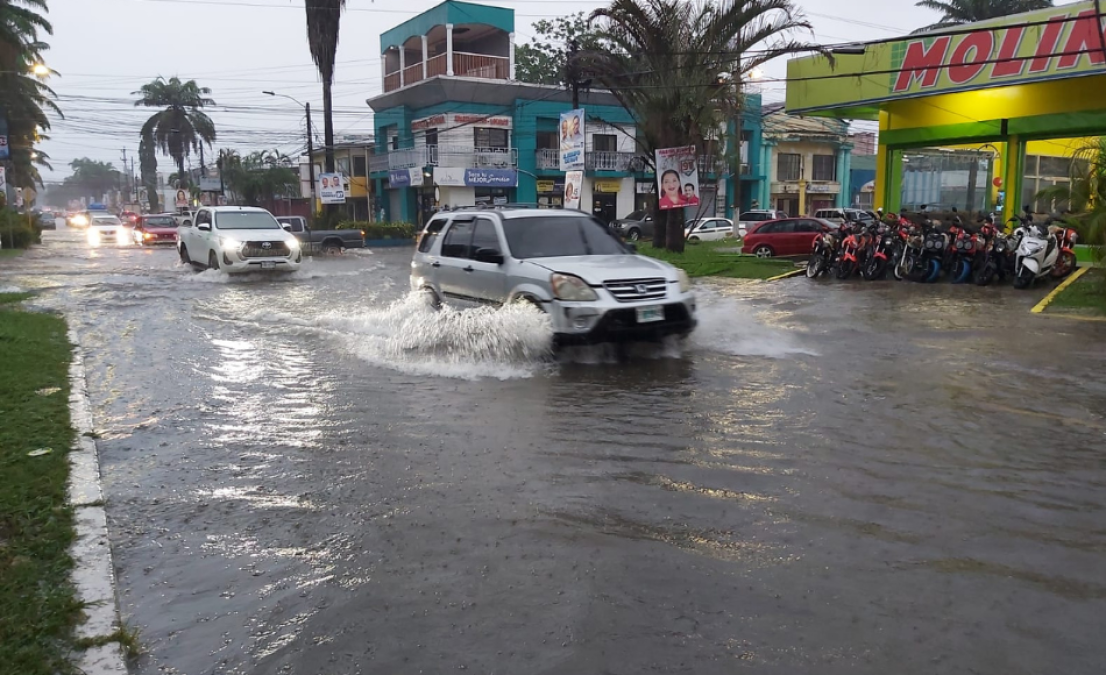 Se reportan vehículos dañados por la gran cantidad de agua en las calles.