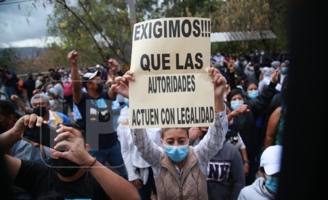 “Legalidad” exigen los protestantes.