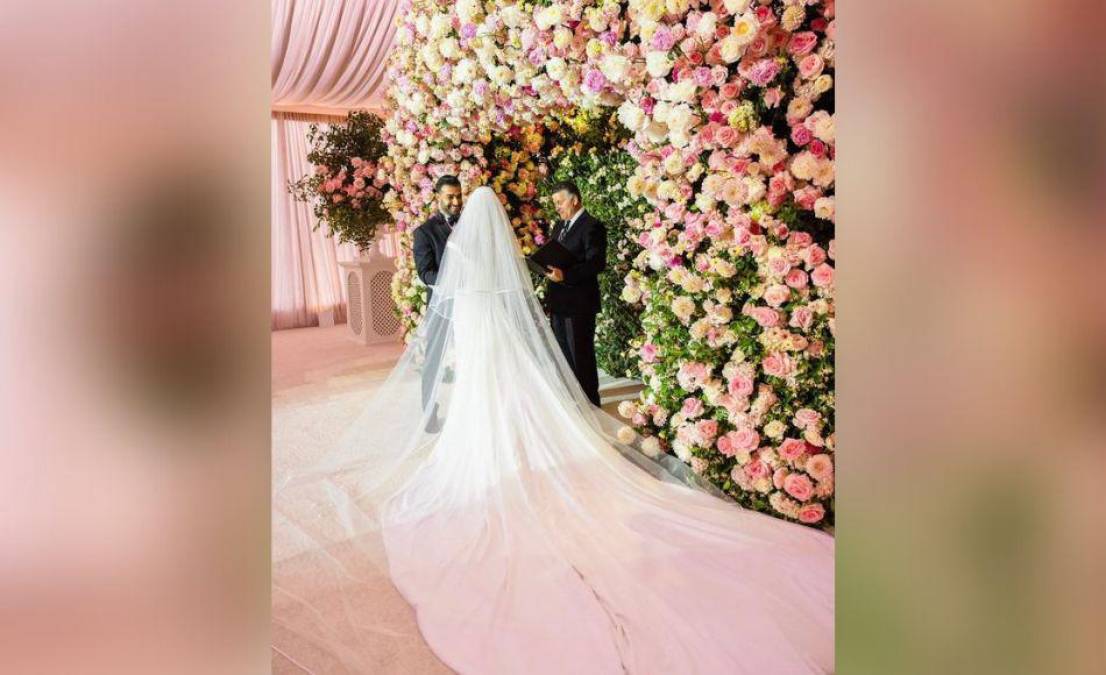 Según las fuentes, Spears lució un vestido de la famosa casa de moda Versace y caminó hacia el altar al ritmo de ‘Can’t Help Falling in Love’ de Elvis Presley.