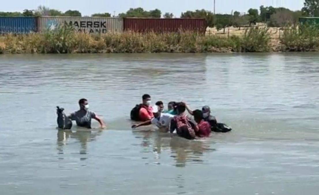 “El río es peligroso y la gente está cruzando más por el río porque no pueden cruzar por el puente”, dijo Jason Owens.