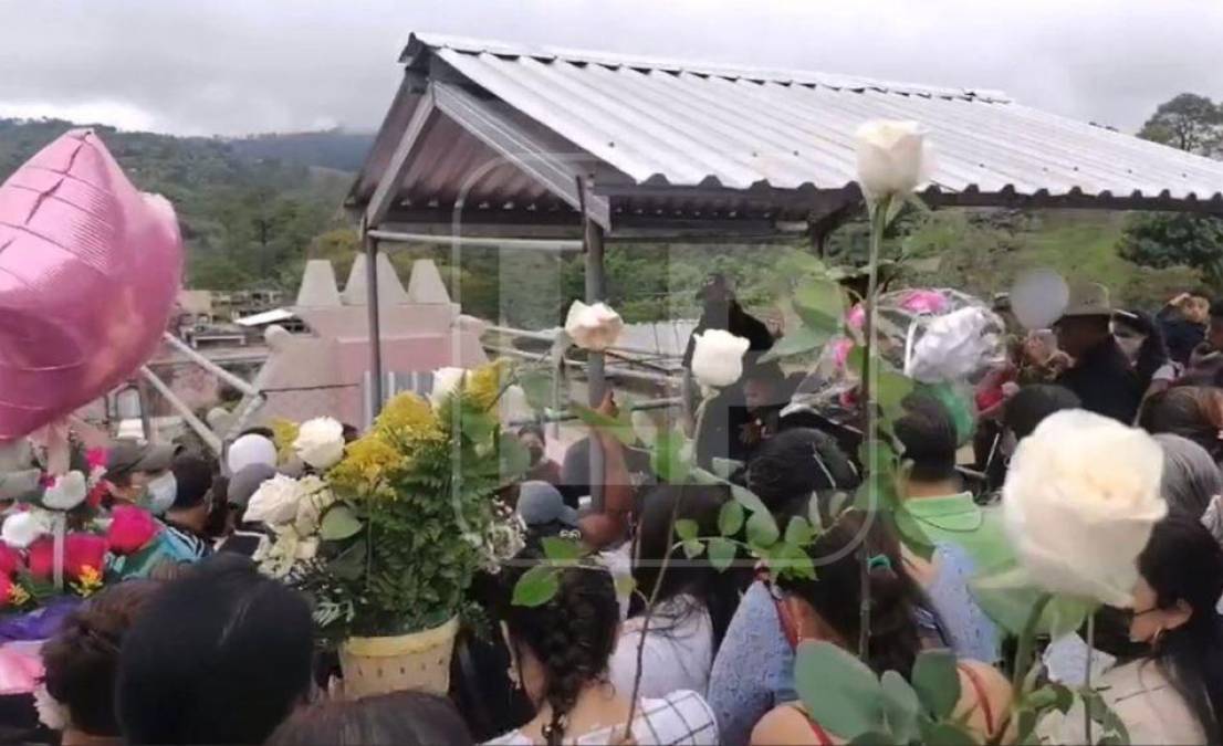 Con rosas y globos despidieron los restos mortales de la menor.