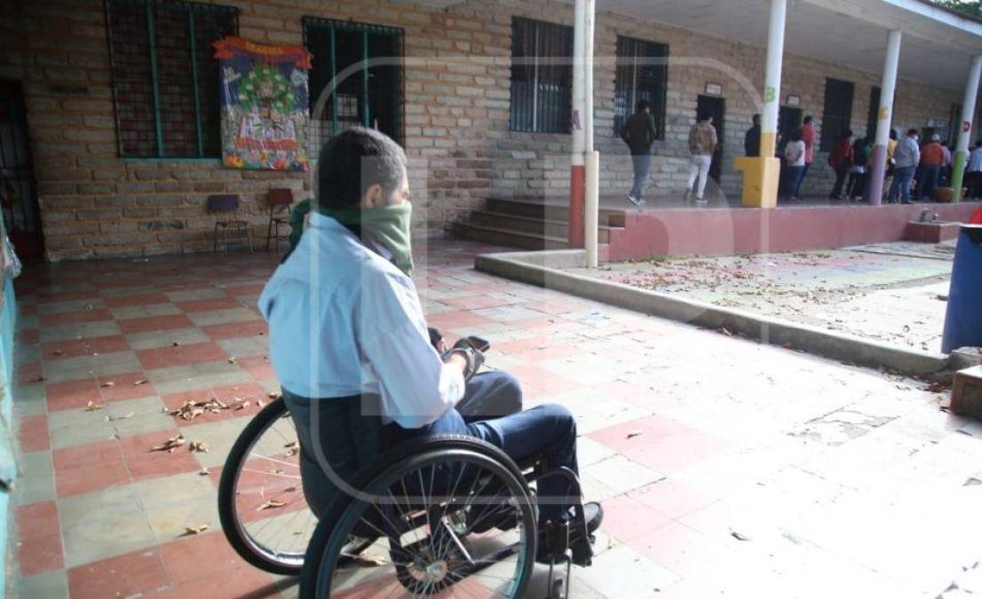 Ante la falta de mascarillas, algunos ciudadanos se las ingenian para protegerse.