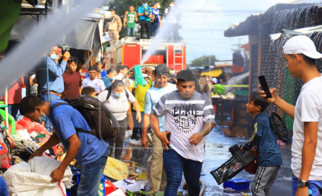 Comerciantes se han unido para salvar sus cosas.