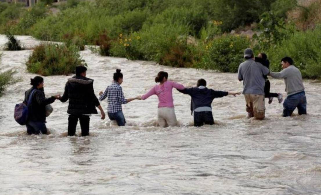 Más de 90 personas muertas han encontrado autoridades de migración dentro y fuera del del caudal en el área del río Bravo. 