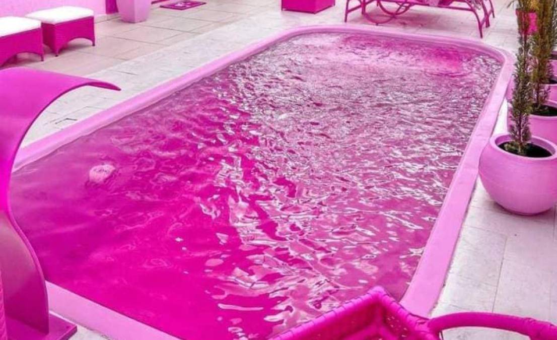 Curiosamente hasta su piscina es de color rosa.