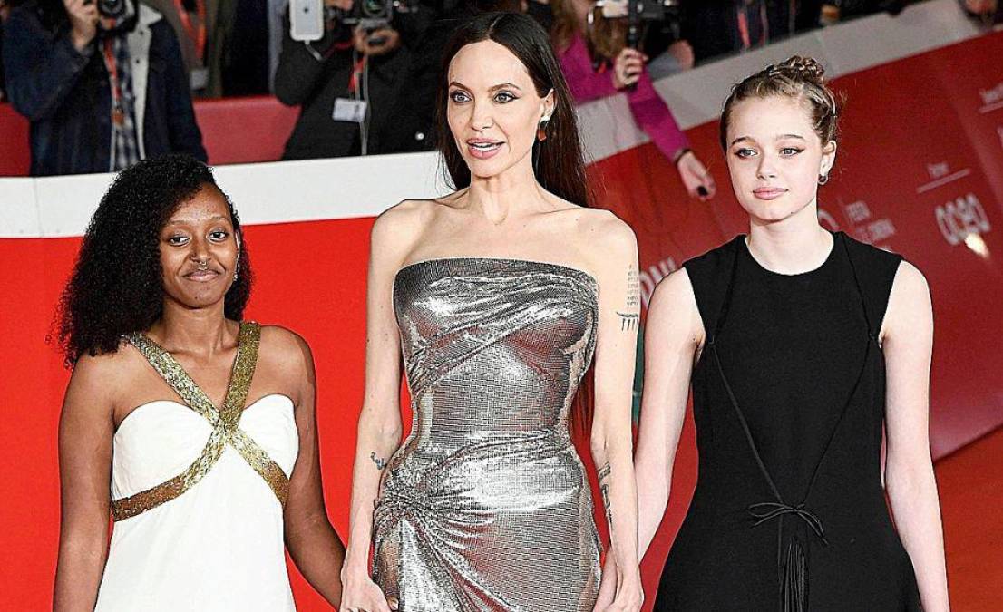 La hija biológica de Angelina Jolie y Brad Pitt ya luce con mucho orgullo vestido de reconocidos diseñadores. 